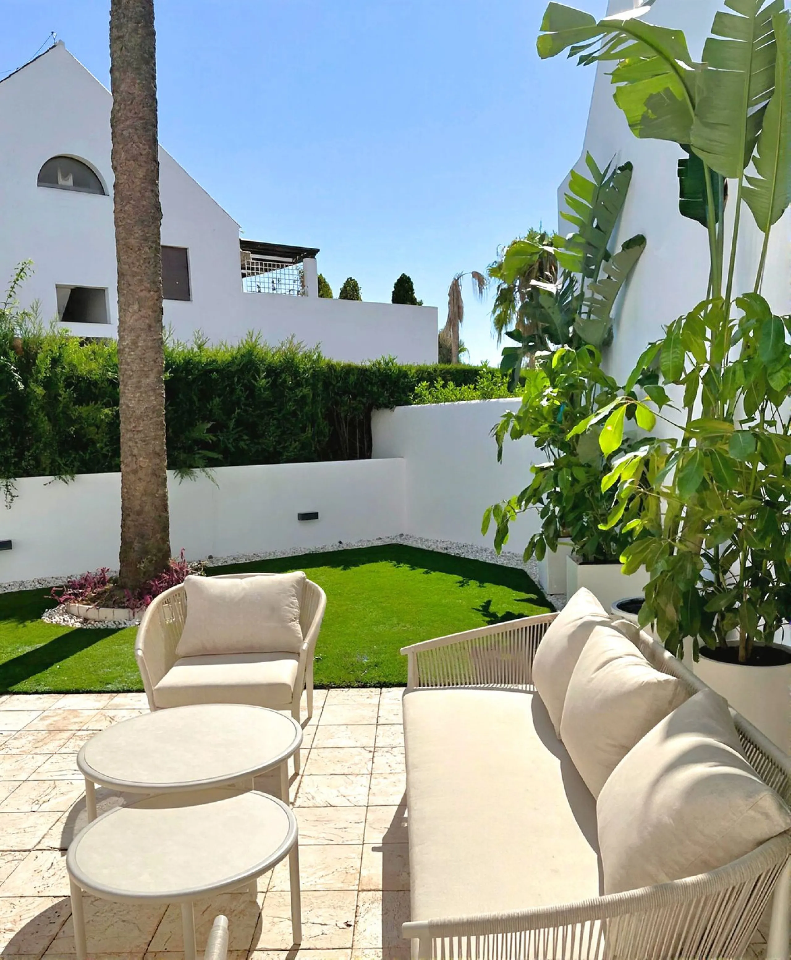 ELEGANT GROUND FLOOR RETREAT WITH PRIVATE GARDEN IN NUEVA ANDALUCÍA