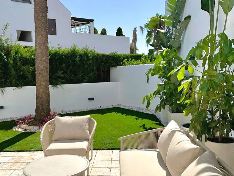 ELEGANT GROUND FLOOR RETREAT WITH PRIVATE GARDEN IN NUEVA ANDALUCÍA