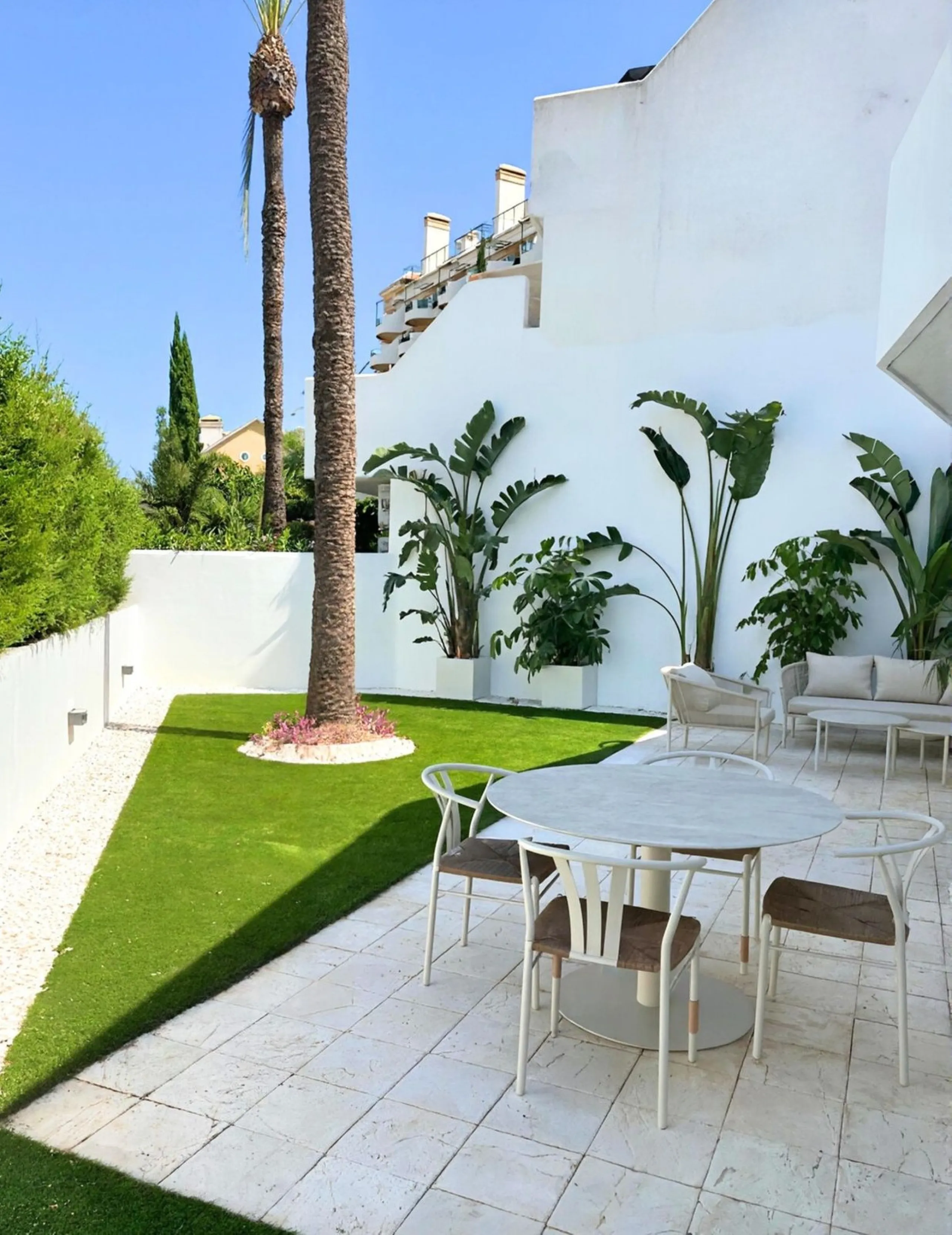 ELEGANT GROUND FLOOR RETREAT WITH PRIVATE GARDEN IN NUEVA ANDALUCÍA
