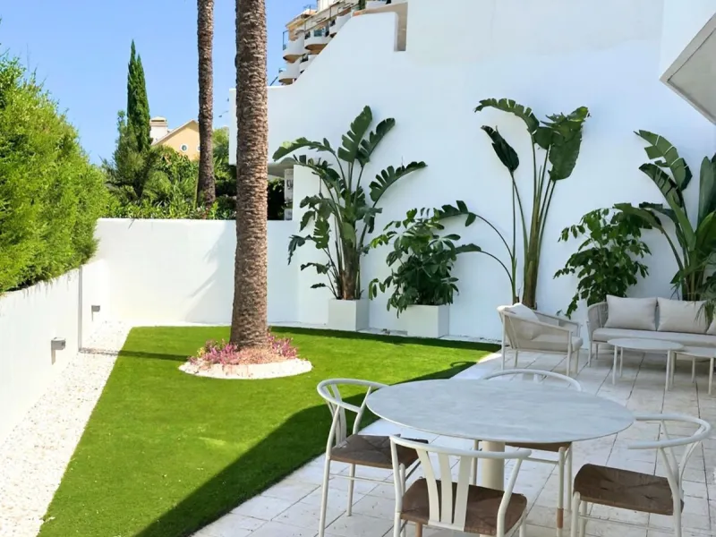 ELEGANT GROUND FLOOR RETREAT WITH PRIVATE GARDEN IN NUEVA ANDALUCÍA