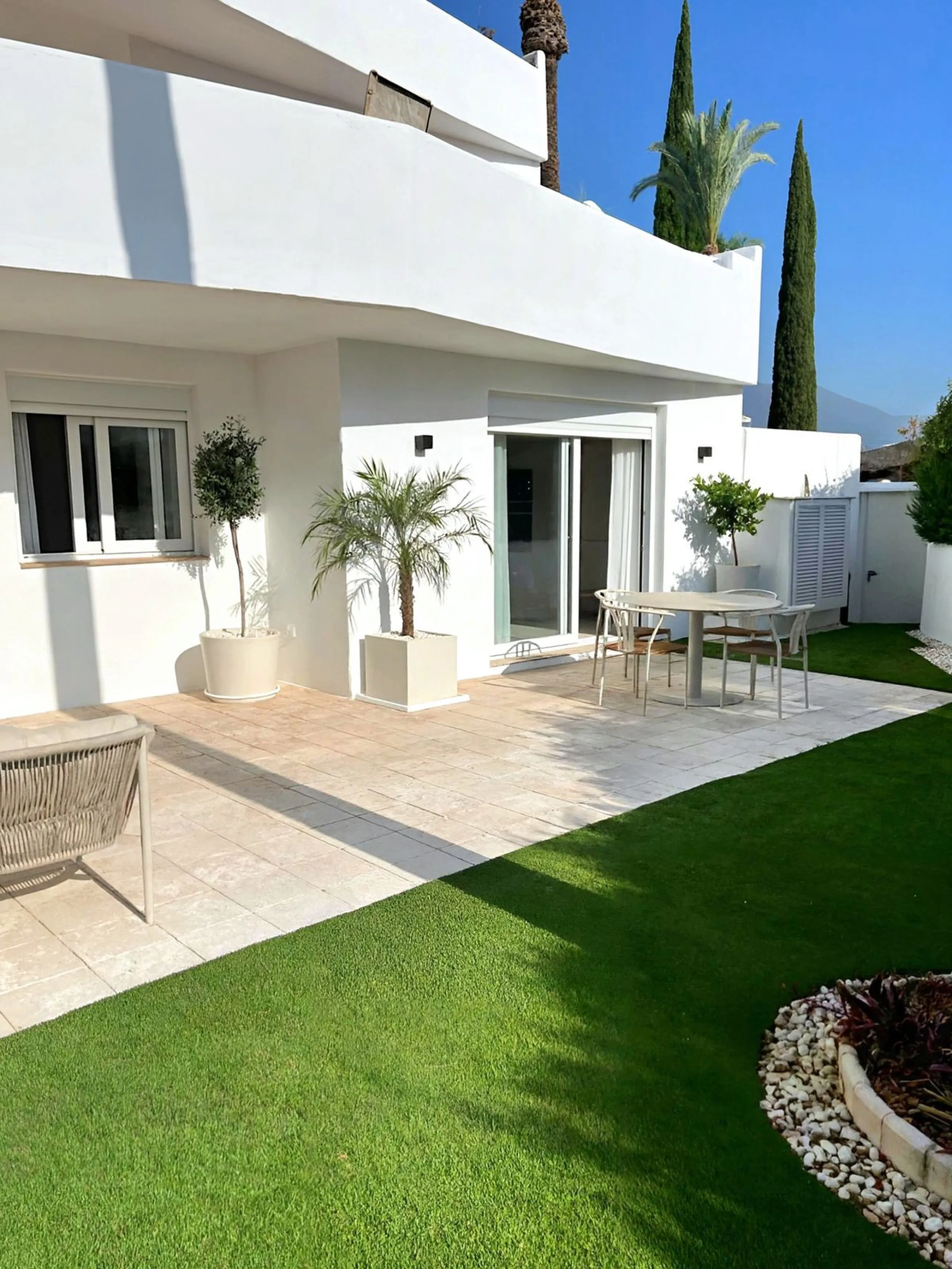 ELEGANT GROUND FLOOR RETREAT WITH PRIVATE GARDEN IN NUEVA ANDALUCÍA