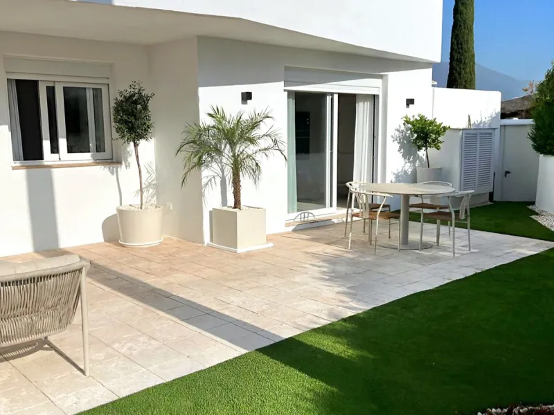 ELEGANT GROUND FLOOR RETREAT WITH PRIVATE GARDEN IN NUEVA ANDALUCÍA