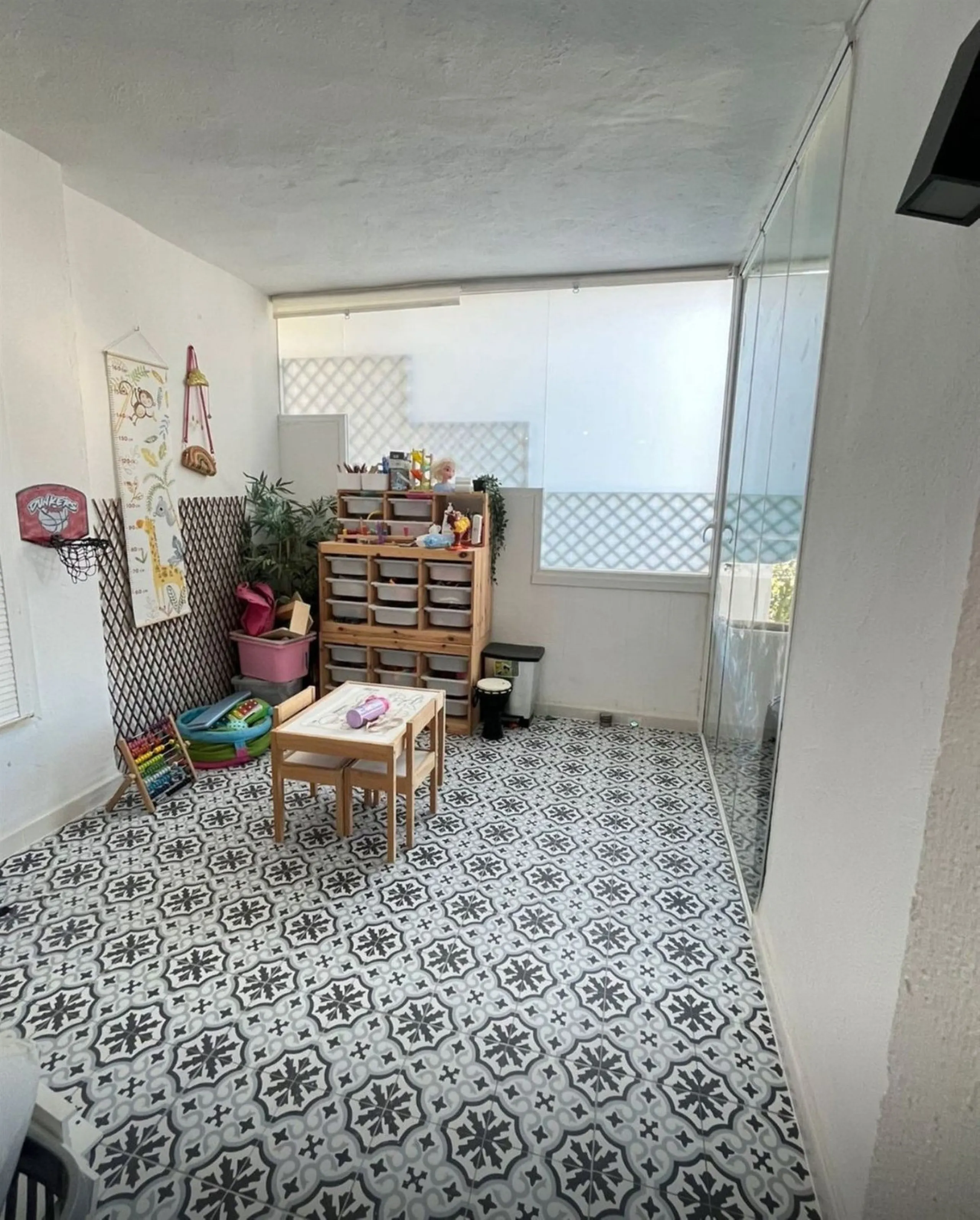Newly renovated apartment with aprox 5 min walk to the beach in Artola Baja area. The apartment building has approved rental license.
