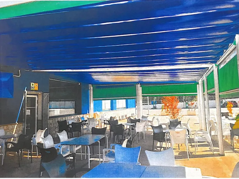 Gas station in Benamocarra with a restaurant and Mechanic´s workshop.