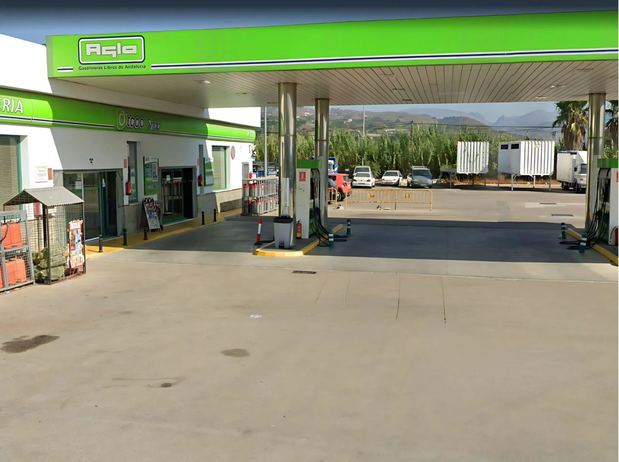 Gas station in Benamocarra with a restaurant and Mechanic´s workshop.