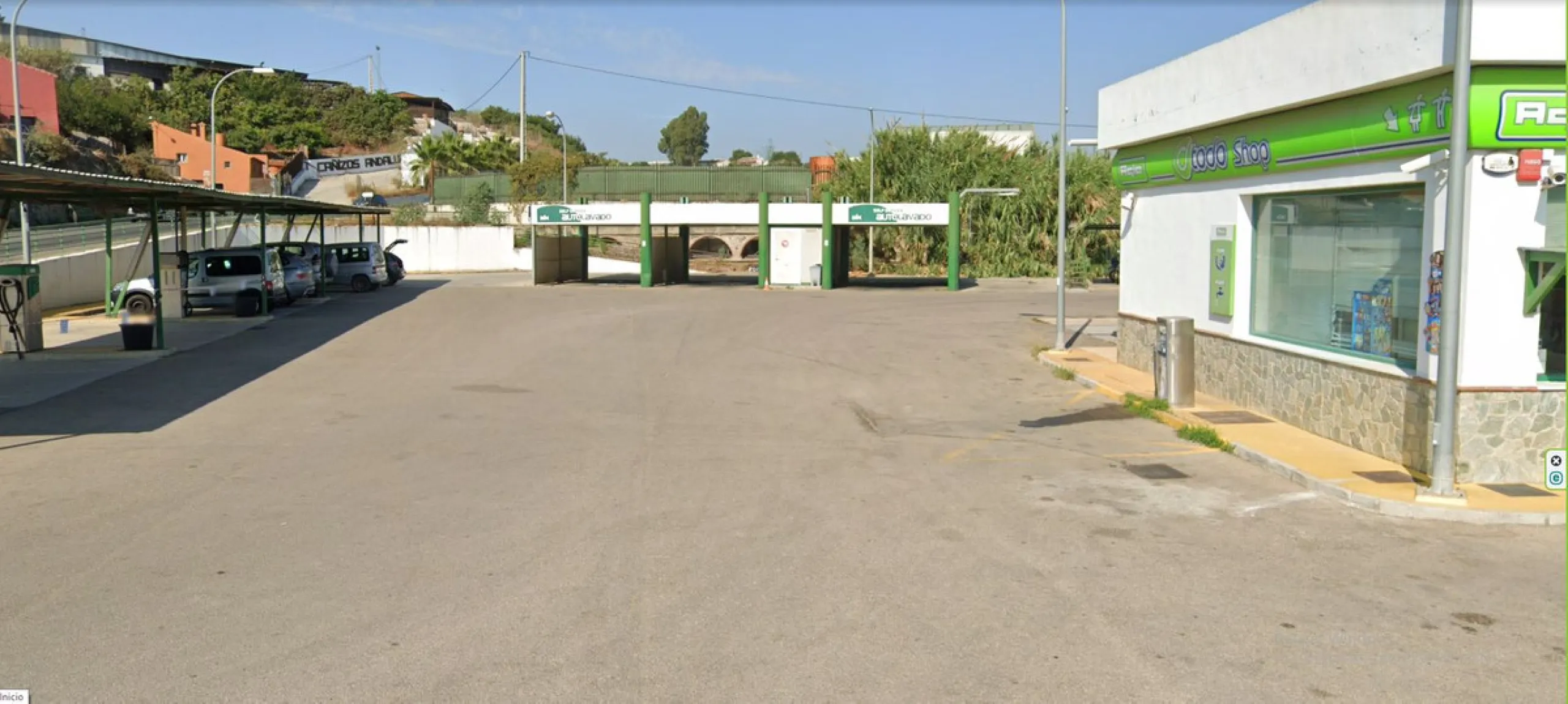 Gas station in Benamocarra with a restaurant and Mechanic´s workshop.