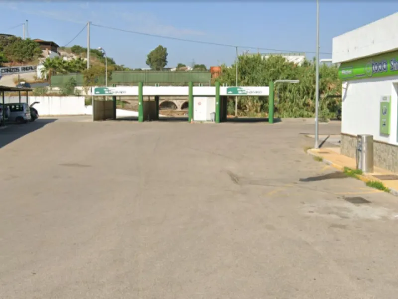 Gas station in Benamocarra with a restaurant and Mechanic´s workshop.