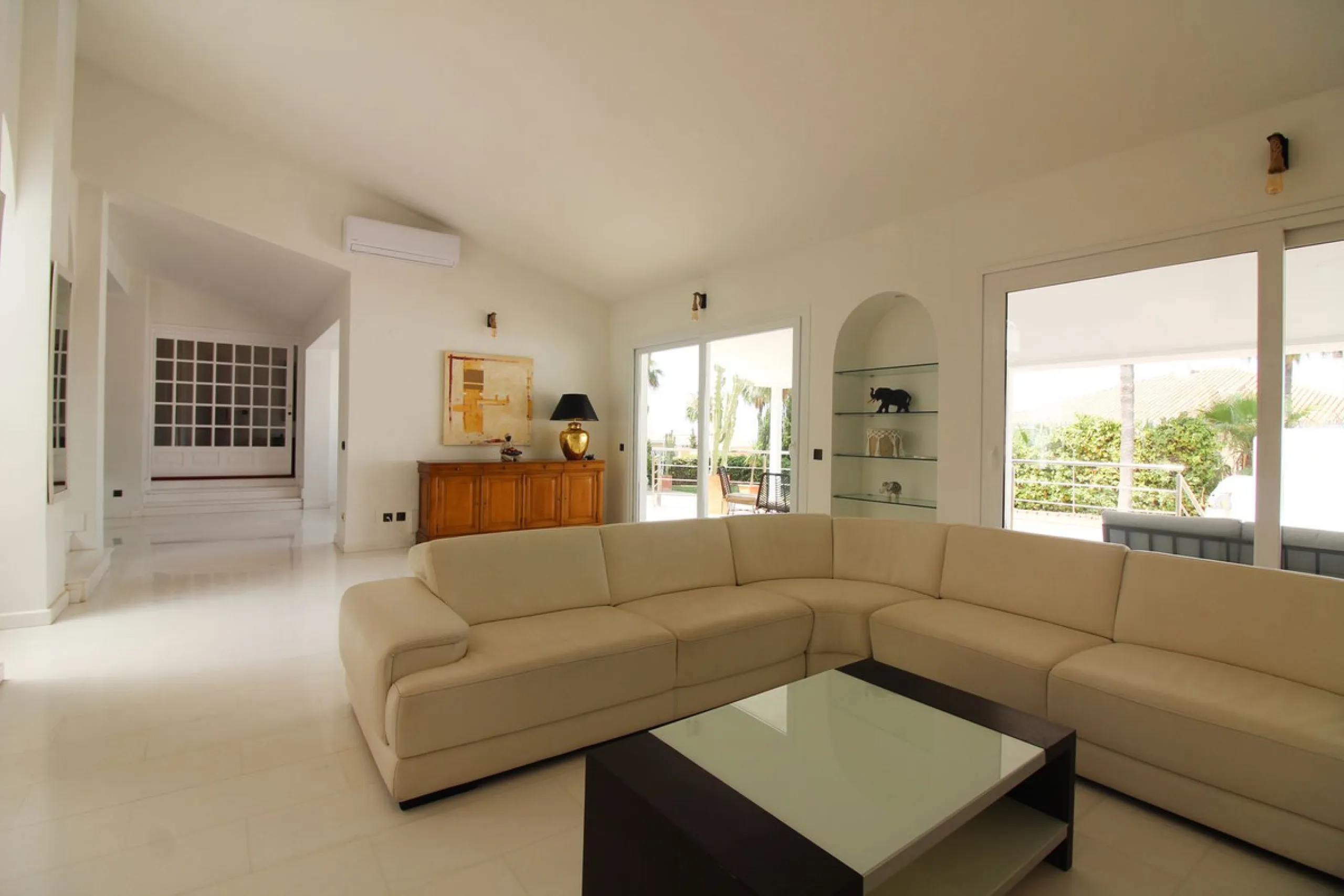 House - Detached Villa в продаже в Benalmadena, Málaga. В доме 3 спален и 3 ванных комнат. Площадь дома 375 м². Площадь участка 1115 м²