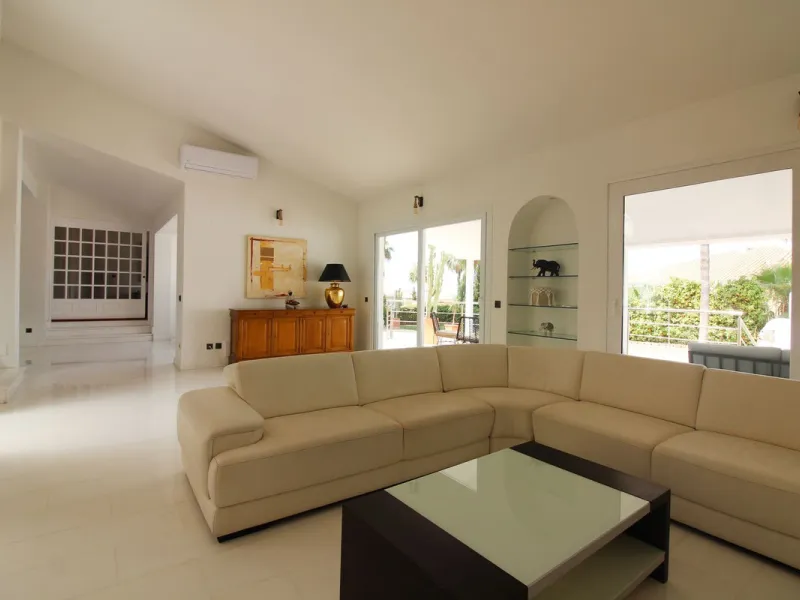 House - Detached Villa в продаже в Benalmadena, Málaga. В доме 3 спален и 3 ванных комнат. Площадь дома 375 м². Площадь участка 1115 м²