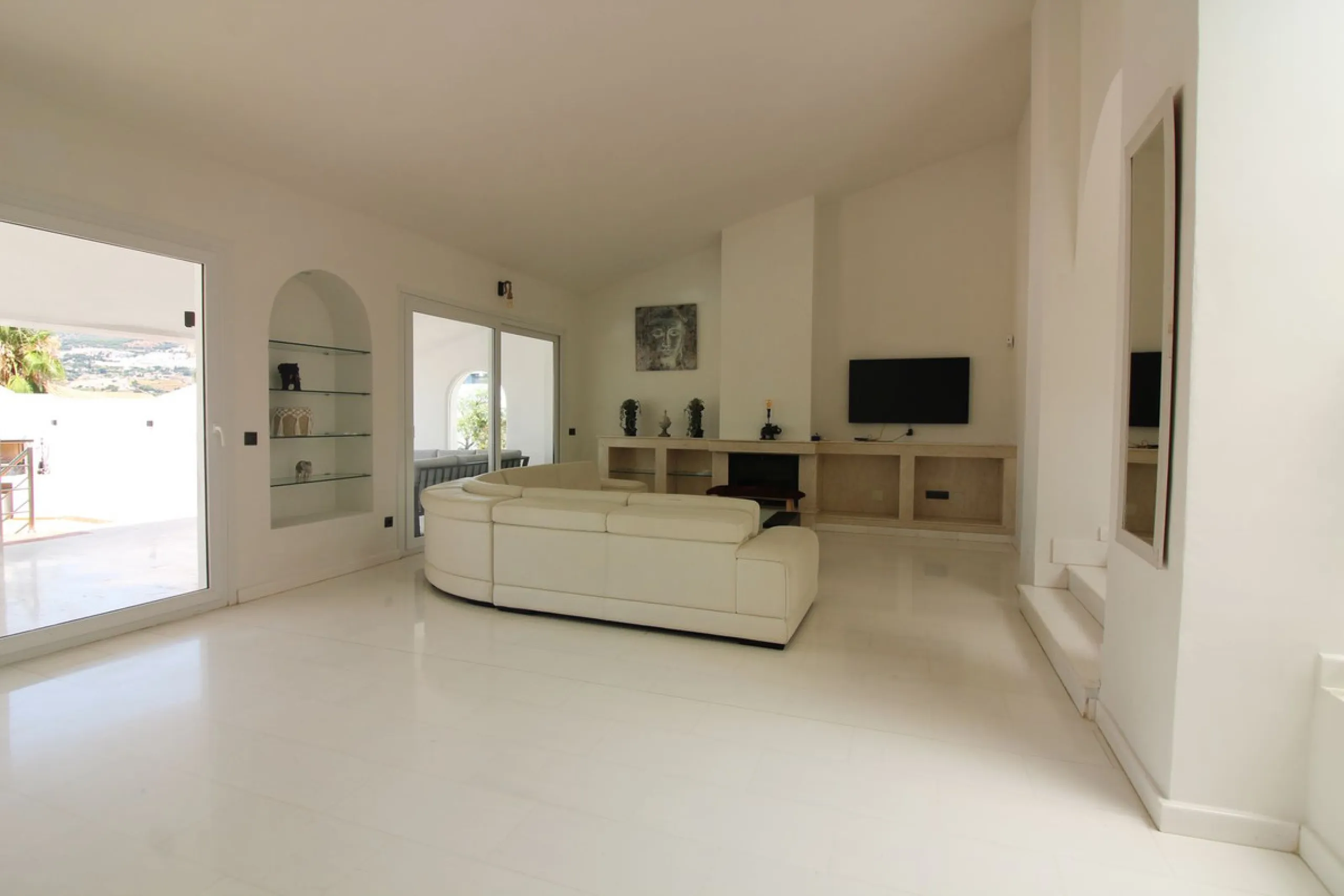 House - Detached Villa в продаже в Benalmadena, Málaga. В доме 3 спален и 3 ванных комнат. Площадь дома 375 м². Площадь участка 1115 м²
