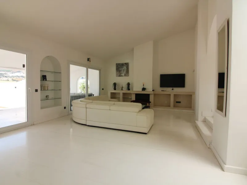 House - Detached Villa в продаже в Benalmadena, Málaga. В доме 3 спален и 3 ванных комнат. Площадь дома 375 м². Площадь участка 1115 м²