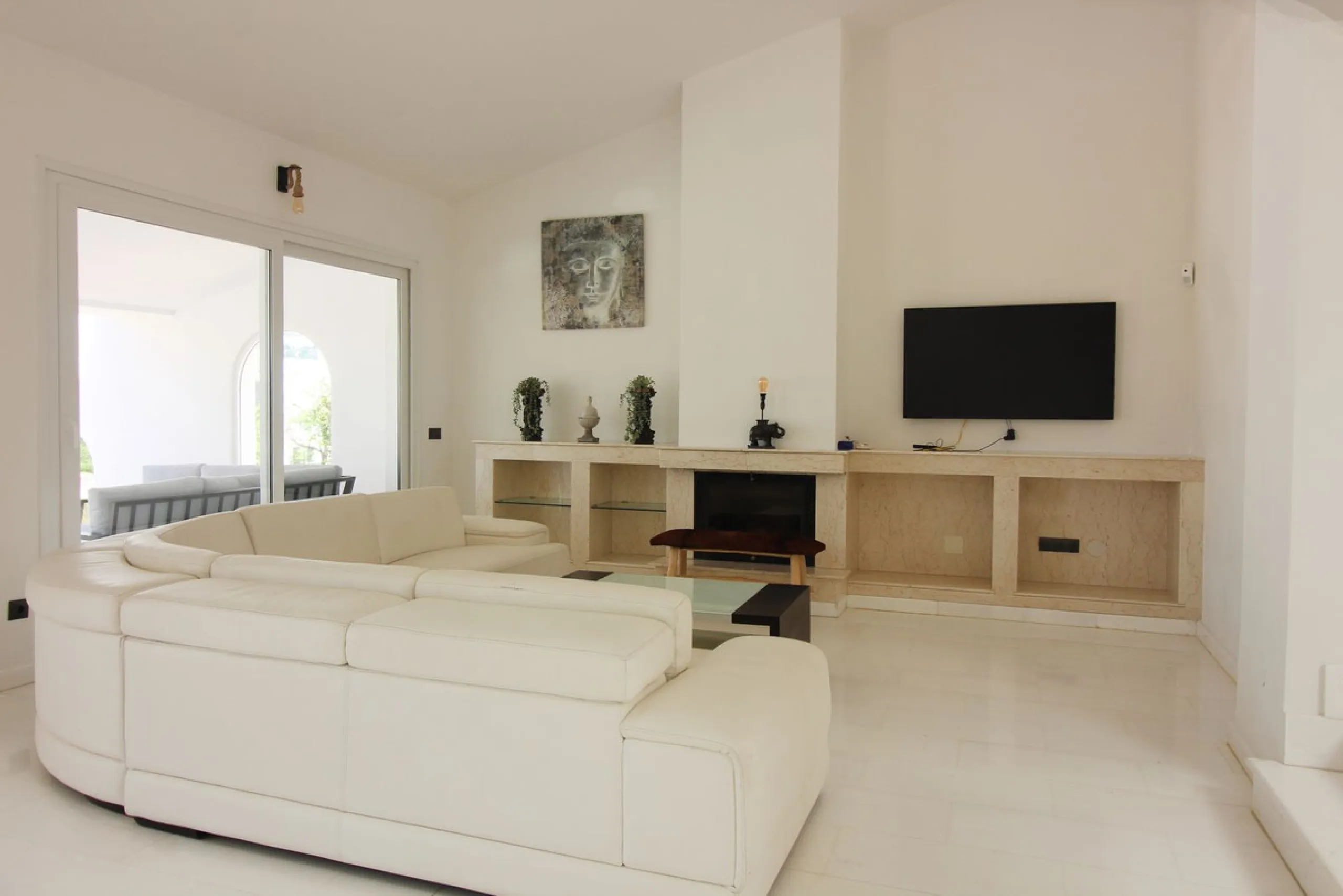 House - Detached Villa в продаже в Benalmadena, Málaga. В доме 3 спален и 3 ванных комнат. Площадь дома 375 м². Площадь участка 1115 м²