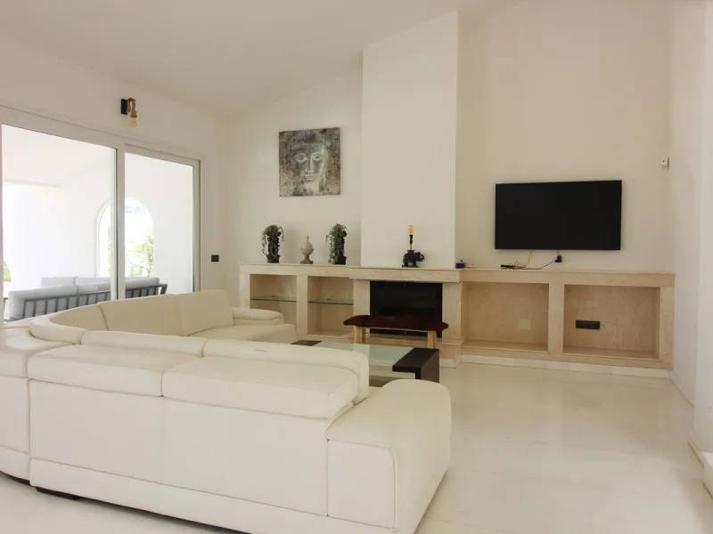 House - Detached Villa в продаже в Benalmadena, Málaga. В доме 3 спален и 3 ванных комнат. Площадь дома 375 м². Площадь участка 1115 м²
