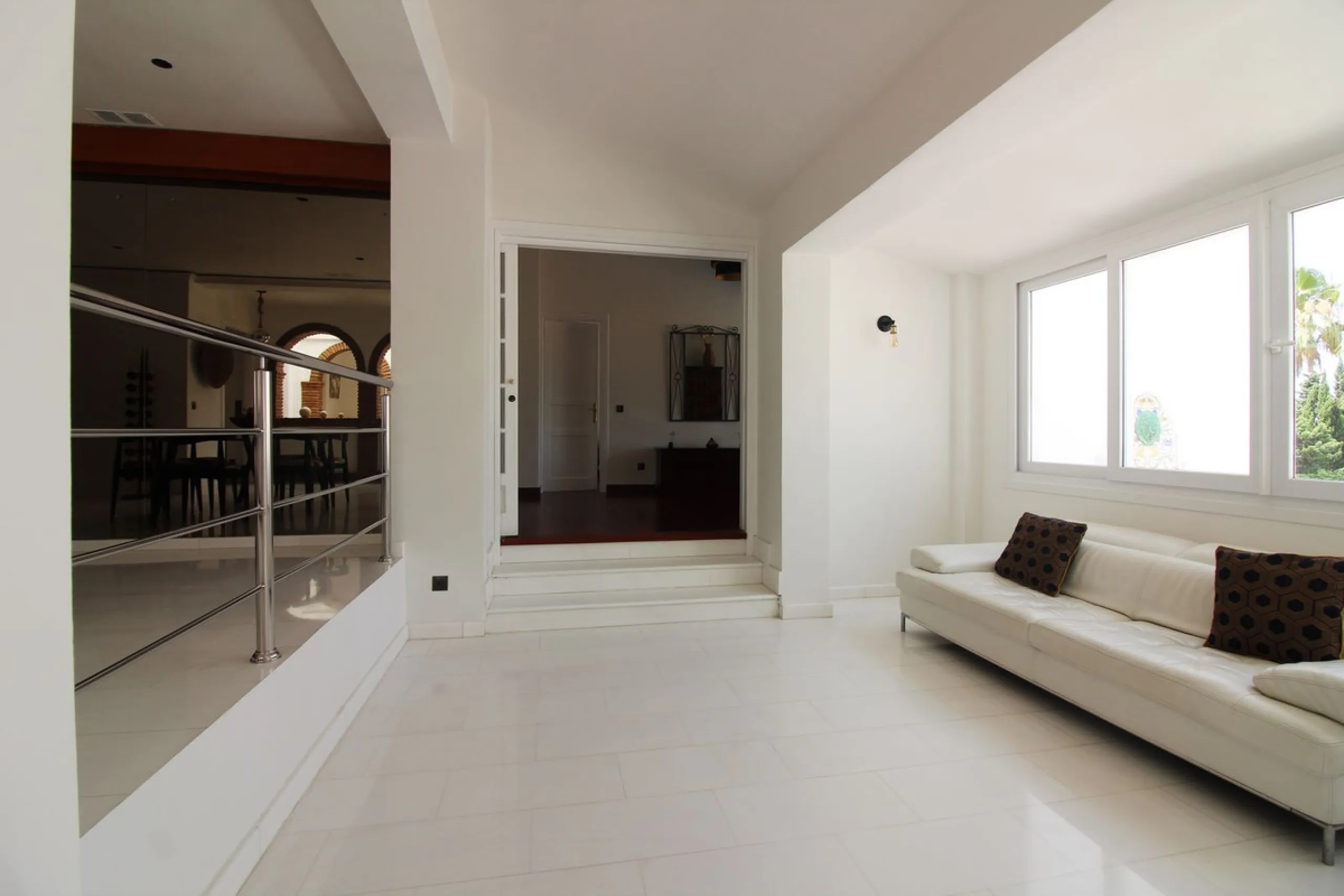 House - Detached Villa в продаже в Benalmadena, Málaga. В доме 3 спален и 3 ванных комнат. Площадь дома 375 м². Площадь участка 1115 м²