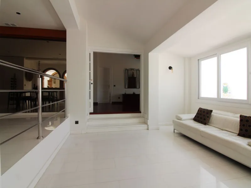 House - Detached Villa в продаже в Benalmadena, Málaga. В доме 3 спален и 3 ванных комнат. Площадь дома 375 м². Площадь участка 1115 м²