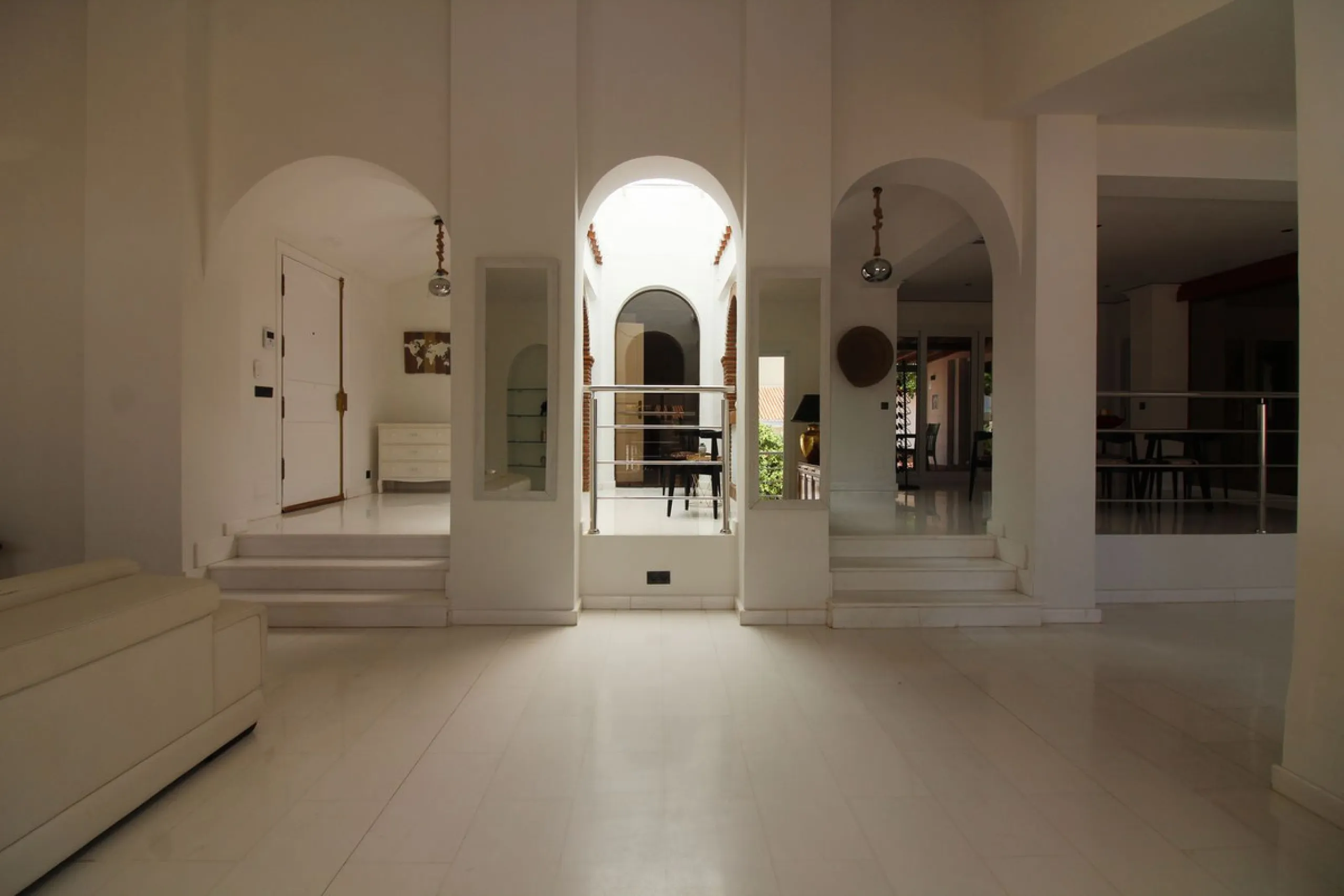 House - Detached Villa в продаже в Benalmadena, Málaga. В доме 3 спален и 3 ванных комнат. Площадь дома 375 м². Площадь участка 1115 м²