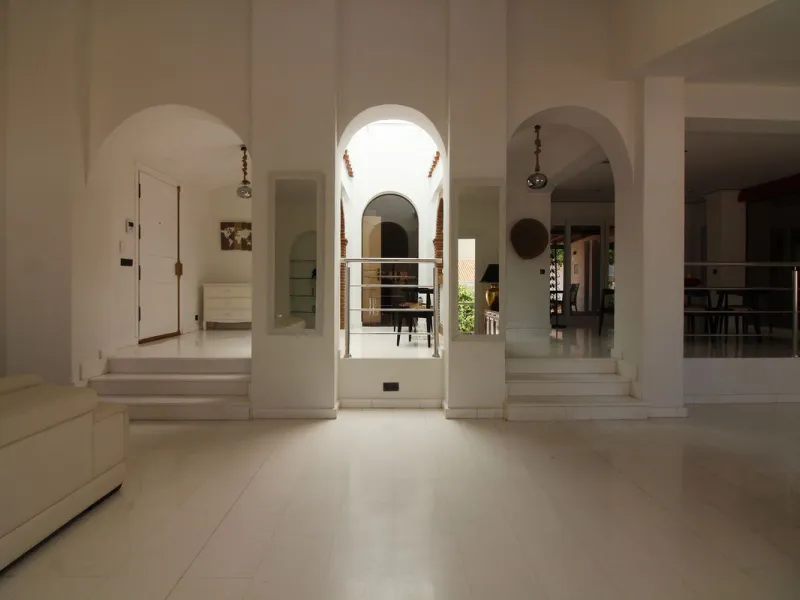 House - Detached Villa в продаже в Benalmadena, Málaga. В доме 3 спален и 3 ванных комнат. Площадь дома 375 м². Площадь участка 1115 м²