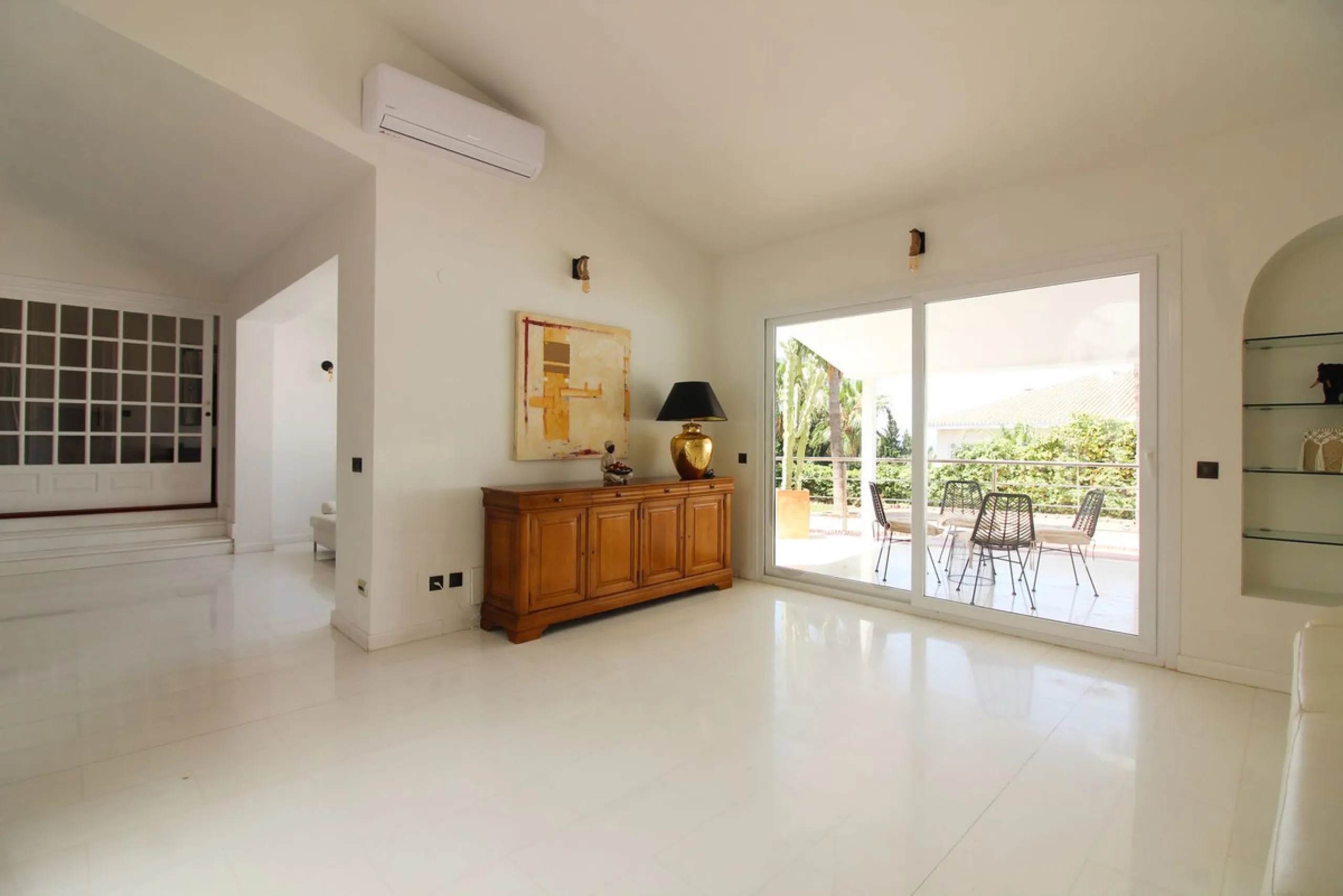 House - Detached Villa в продаже в Benalmadena, Málaga. В доме 3 спален и 3 ванных комнат. Площадь дома 375 м². Площадь участка 1115 м²