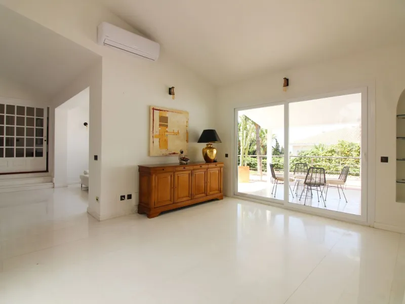 House - Detached Villa в продаже в Benalmadena, Málaga. В доме 3 спален и 3 ванных комнат. Площадь дома 375 м². Площадь участка 1115 м²
