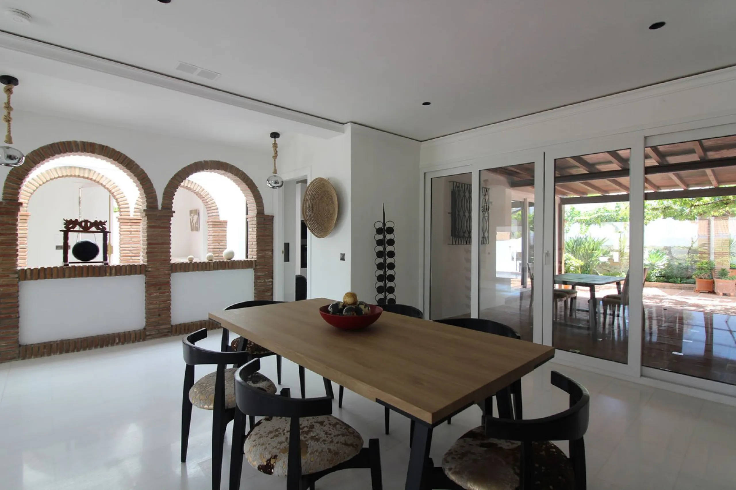 House - Detached Villa в продаже в Benalmadena, Málaga. В доме 3 спален и 3 ванных комнат. Площадь дома 375 м². Площадь участка 1115 м²