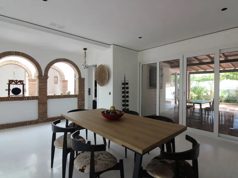 House - Detached Villa в продаже в Benalmadena, Málaga. В доме 3 спален и 3 ванных комнат. Площадь дома 375 м². Площадь участка 1115 м²