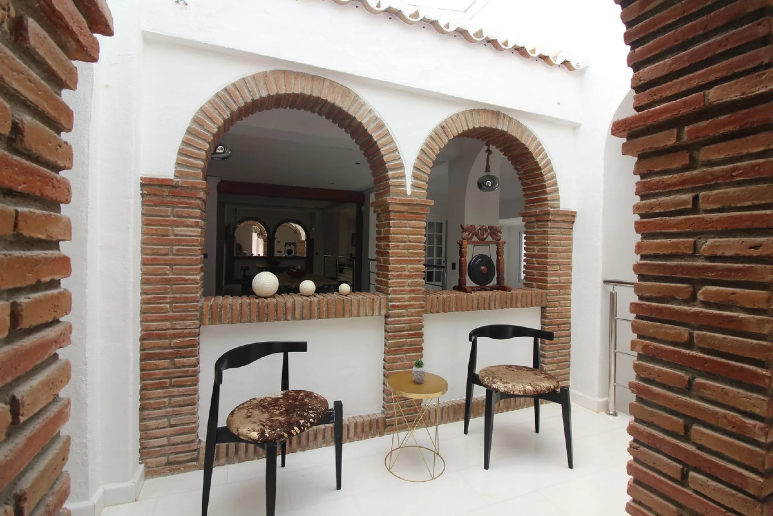 House - Detached Villa в продаже в Benalmadena, Málaga. В доме 3 спален и 3 ванных комнат. Площадь дома 375 м². Площадь участка 1115 м²