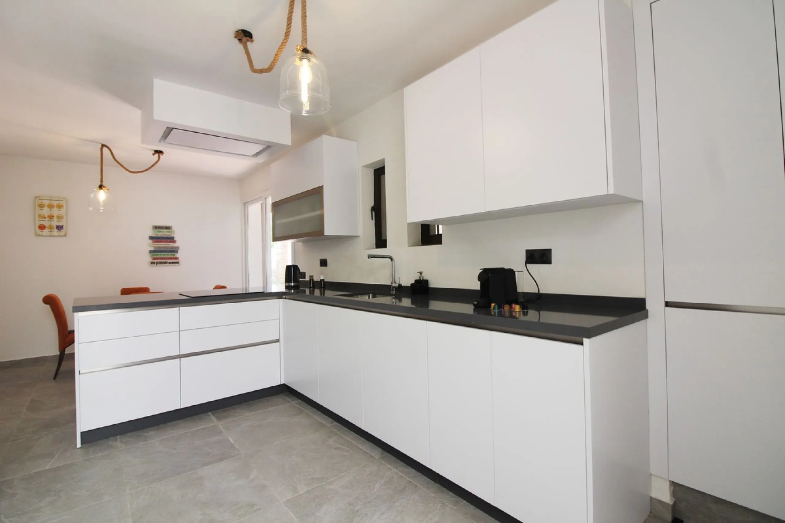 House - Detached Villa в продаже в Benalmadena, Málaga. В доме 3 спален и 3 ванных комнат. Площадь дома 375 м². Площадь участка 1115 м²