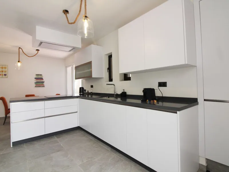 House - Detached Villa в продаже в Benalmadena, Málaga. В доме 3 спален и 3 ванных комнат. Площадь дома 375 м². Площадь участка 1115 м²