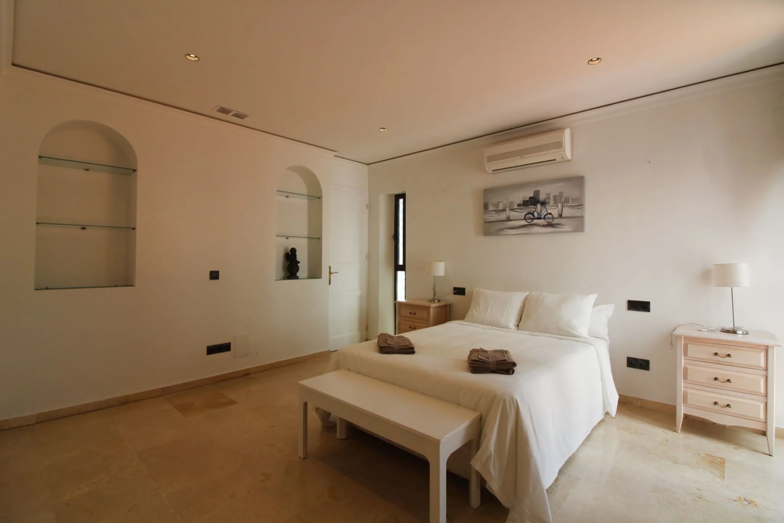 House - Detached Villa в продаже в Benalmadena, Málaga. В доме 3 спален и 3 ванных комнат. Площадь дома 375 м². Площадь участка 1115 м²
