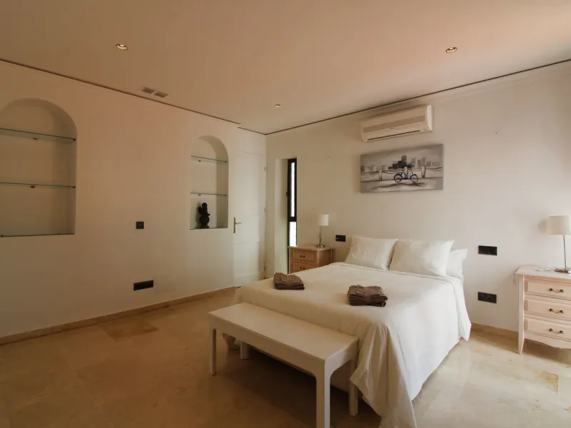 House - Detached Villa в продаже в Benalmadena, Málaga. В доме 3 спален и 3 ванных комнат. Площадь дома 375 м². Площадь участка 1115 м²