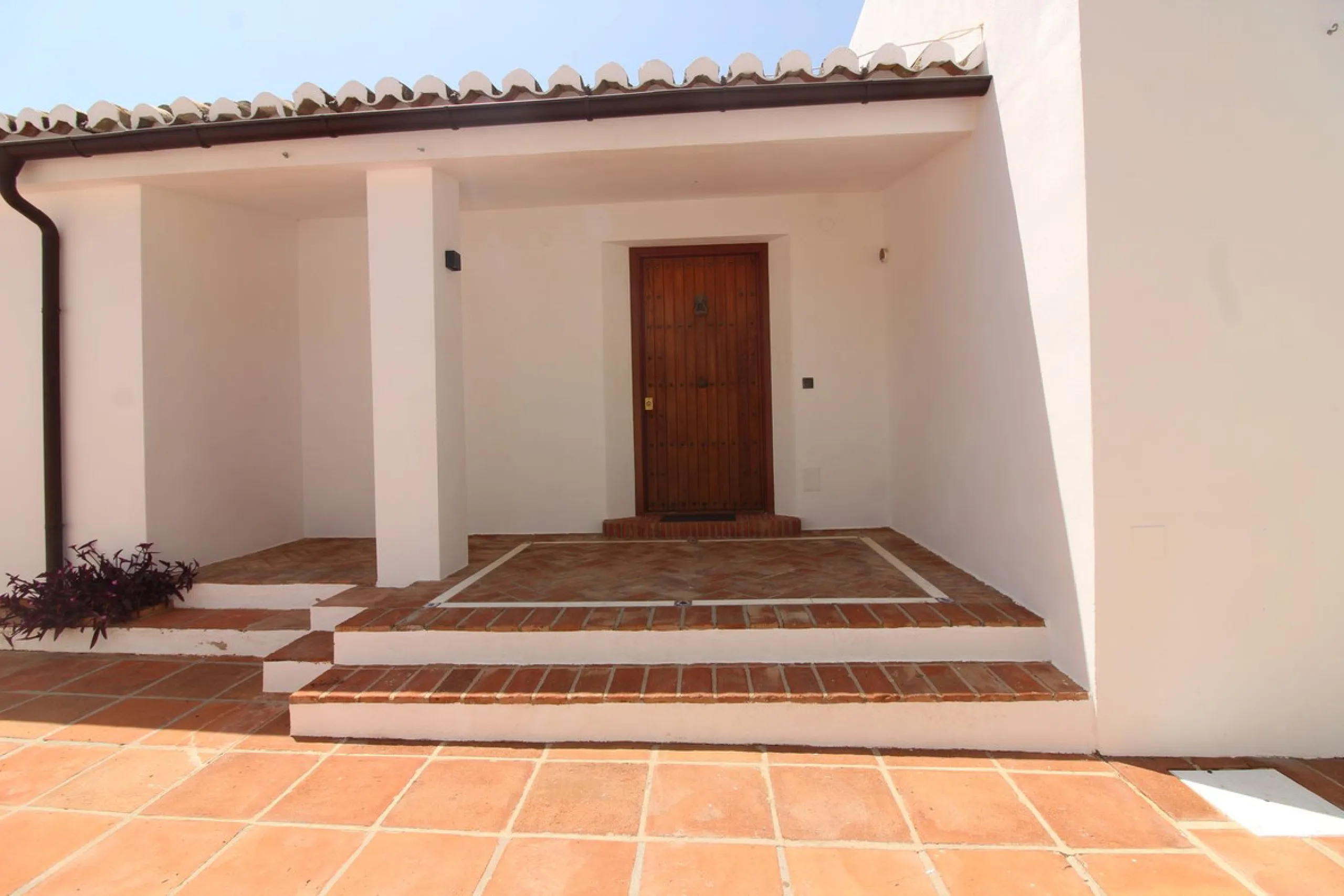 House - Detached Villa в продаже в Benalmadena, Málaga. В доме 3 спален и 3 ванных комнат. Площадь дома 375 м². Площадь участка 1115 м²