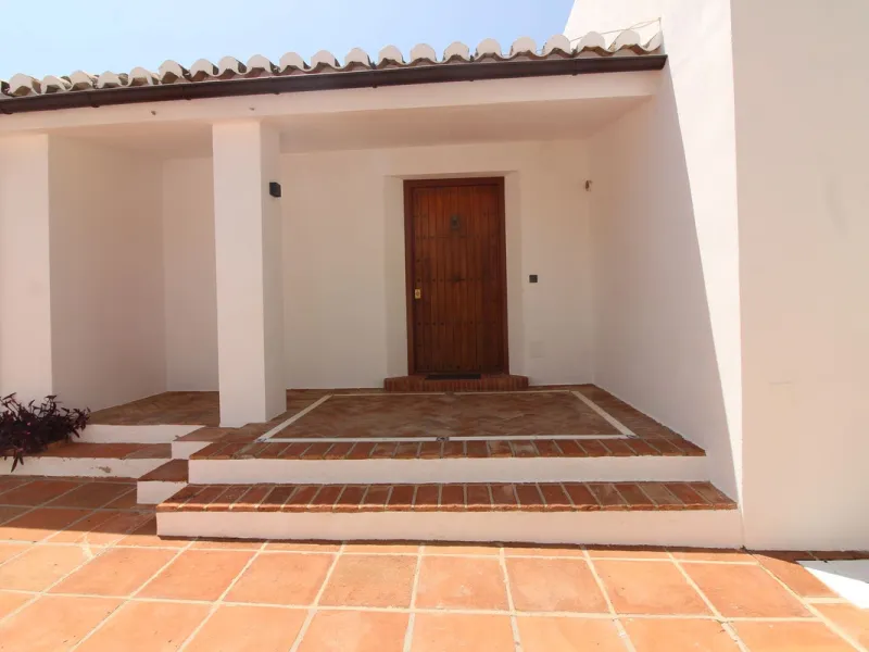 House - Detached Villa в продаже в Benalmadena, Málaga. В доме 3 спален и 3 ванных комнат. Площадь дома 375 м². Площадь участка 1115 м²