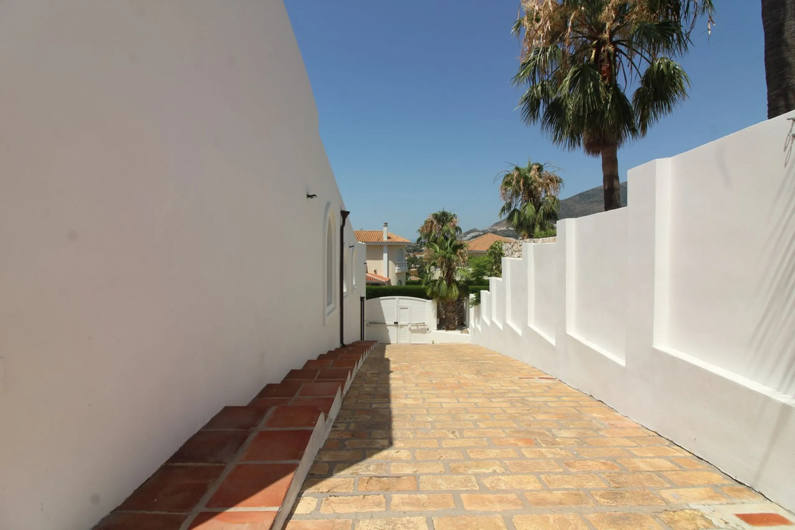 House - Detached Villa в продаже в Benalmadena, Málaga. В доме 3 спален и 3 ванных комнат. Площадь дома 375 м². Площадь участка 1115 м²