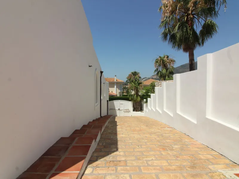 House - Detached Villa в продаже в Benalmadena, Málaga. В доме 3 спален и 3 ванных комнат. Площадь дома 375 м². Площадь участка 1115 м²