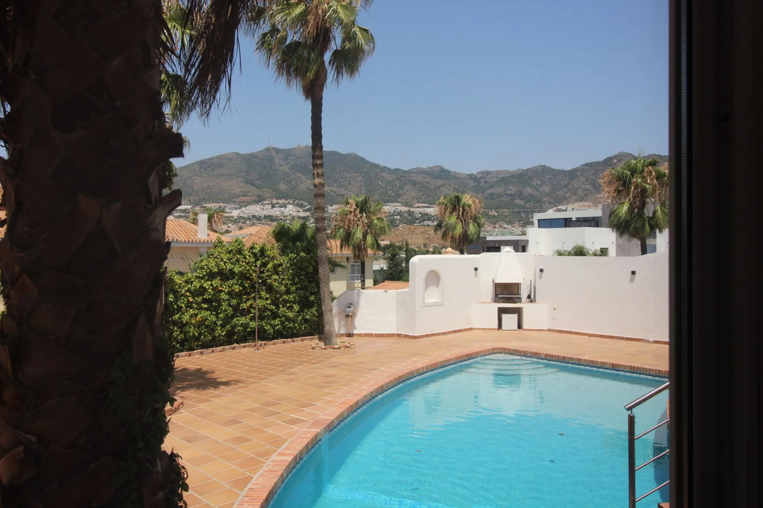 House - Detached Villa в продаже в Benalmadena, Málaga. В доме 3 спален и 3 ванных комнат. Площадь дома 375 м². Площадь участка 1115 м²