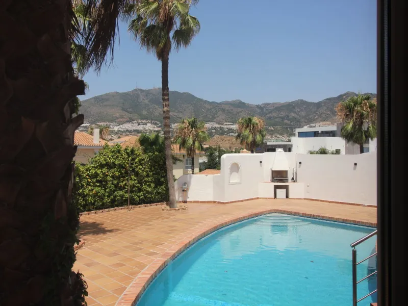 House - Detached Villa в продаже в Benalmadena, Málaga. В доме 3 спален и 3 ванных комнат. Площадь дома 375 м². Площадь участка 1115 м²