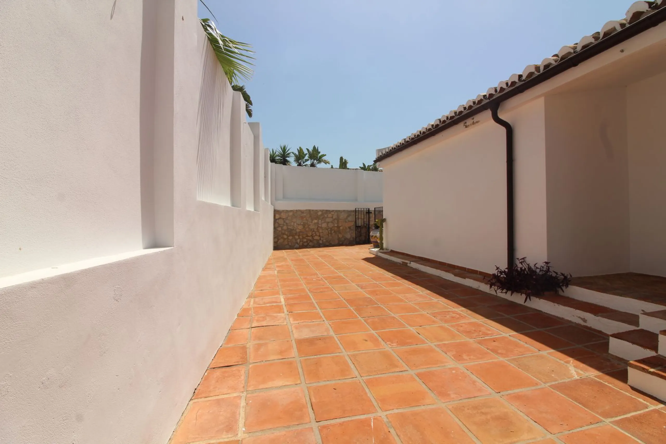 House - Detached Villa в продаже в Benalmadena, Málaga. В доме 3 спален и 3 ванных комнат. Площадь дома 375 м². Площадь участка 1115 м²