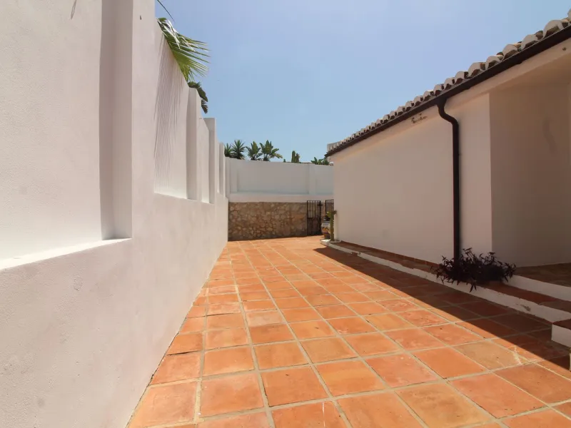 House - Detached Villa в продаже в Benalmadena, Málaga. В доме 3 спален и 3 ванных комнат. Площадь дома 375 м². Площадь участка 1115 м²