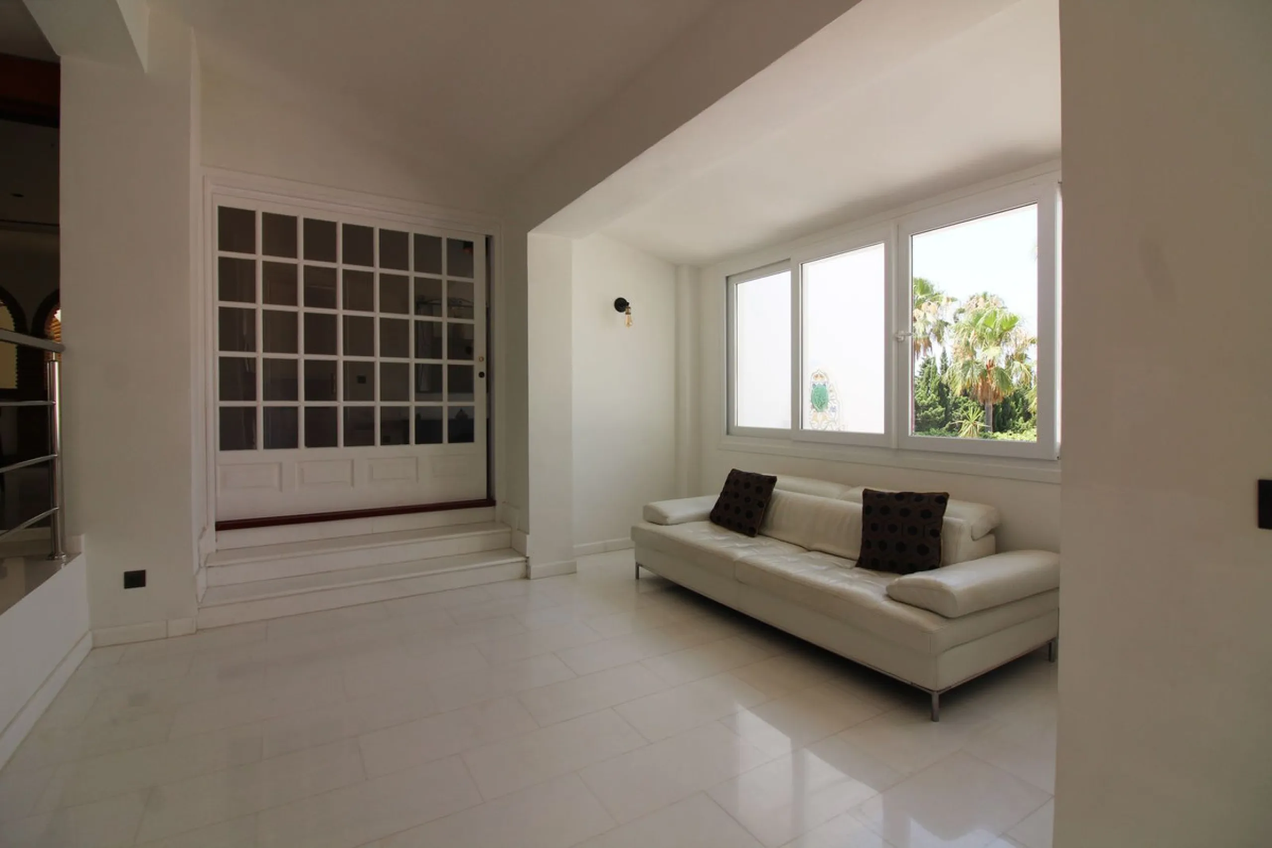 House - Detached Villa в продаже в Benalmadena, Málaga. В доме 3 спален и 3 ванных комнат. Площадь дома 375 м². Площадь участка 1115 м²