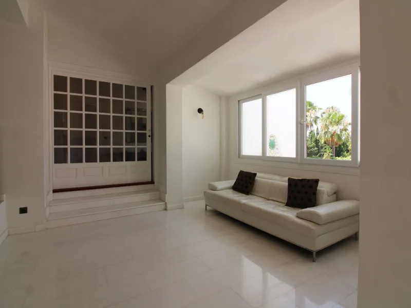 House - Detached Villa в продаже в Benalmadena, Málaga. В доме 3 спален и 3 ванных комнат. Площадь дома 375 м². Площадь участка 1115 м²