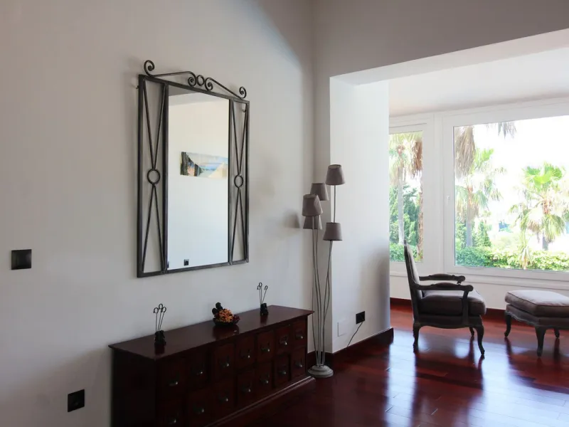 House - Detached Villa в продаже в Benalmadena, Málaga. В доме 3 спален и 3 ванных комнат. Площадь дома 375 м². Площадь участка 1115 м²
