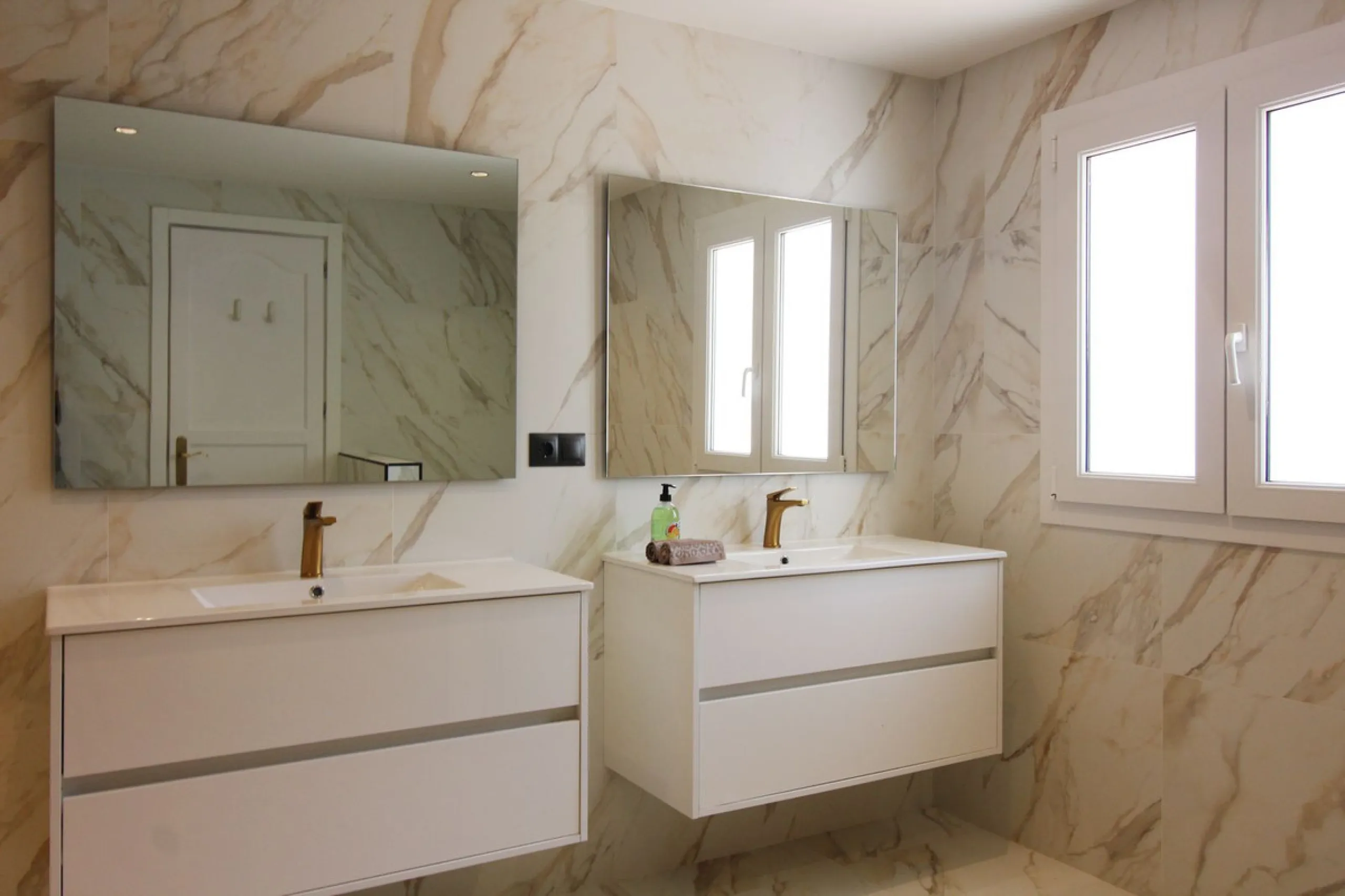 House - Detached Villa в продаже в Benalmadena, Málaga. В доме 3 спален и 3 ванных комнат. Площадь дома 375 м². Площадь участка 1115 м²