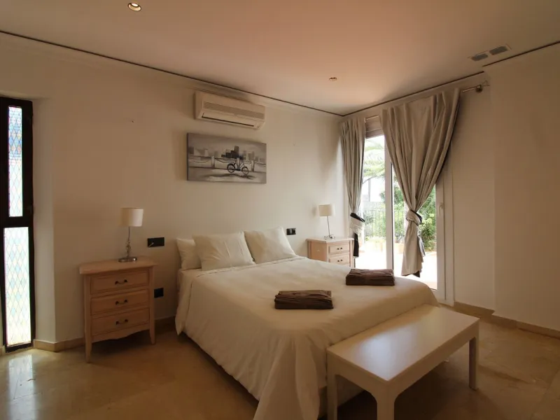 House - Detached Villa в продаже в Benalmadena, Málaga. В доме 3 спален и 3 ванных комнат. Площадь дома 375 м². Площадь участка 1115 м²