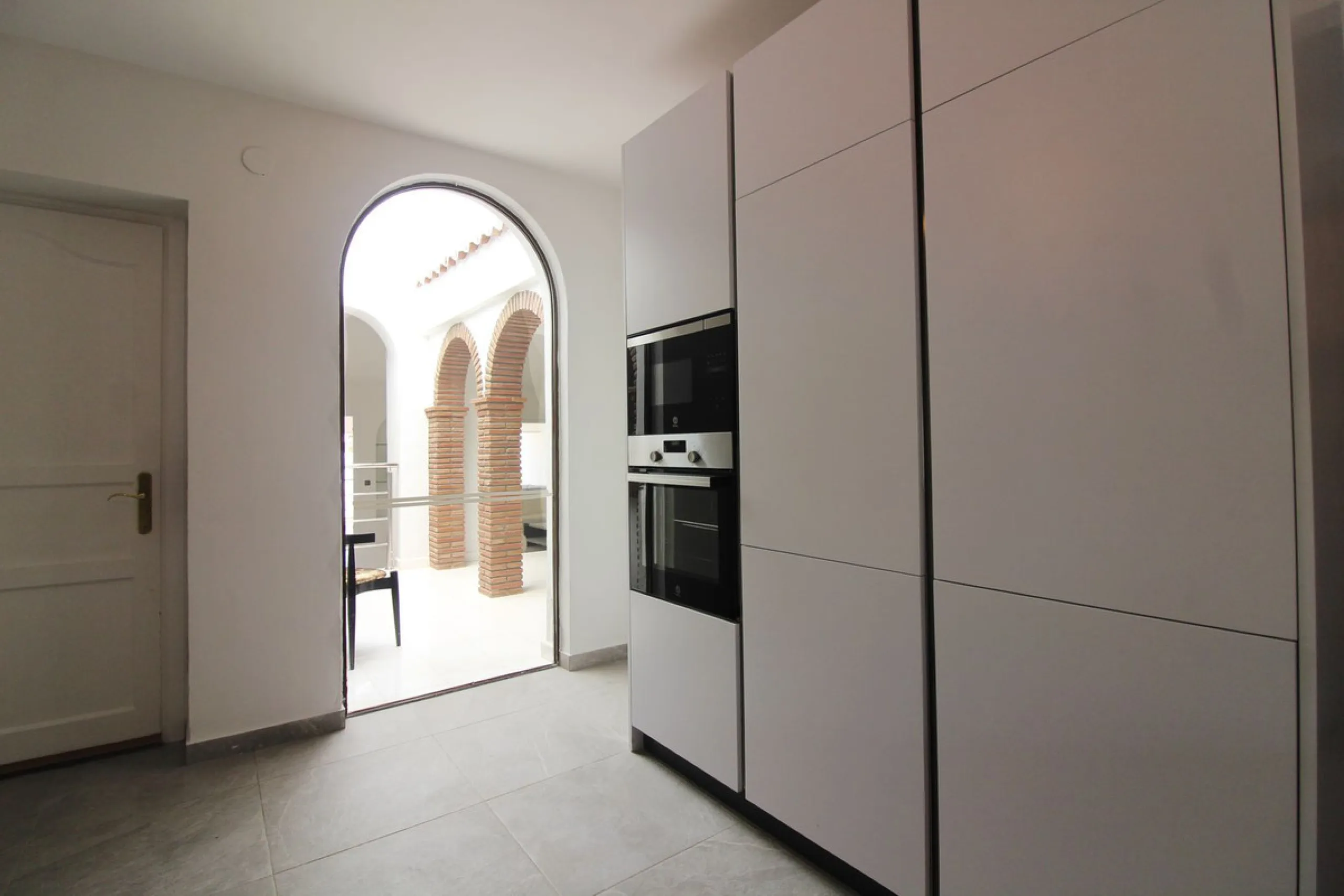 House - Detached Villa в продаже в Benalmadena, Málaga. В доме 3 спален и 3 ванных комнат. Площадь дома 375 м². Площадь участка 1115 м²