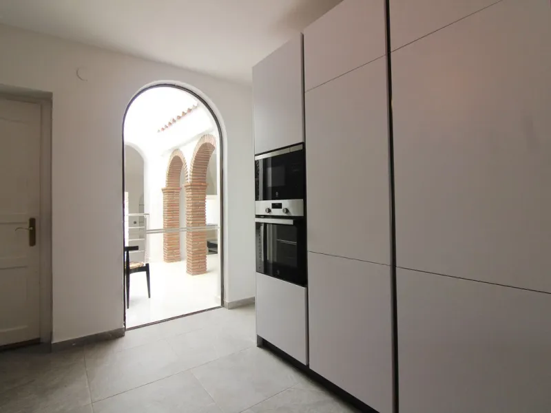 House - Detached Villa в продаже в Benalmadena, Málaga. В доме 3 спален и 3 ванных комнат. Площадь дома 375 м². Площадь участка 1115 м²