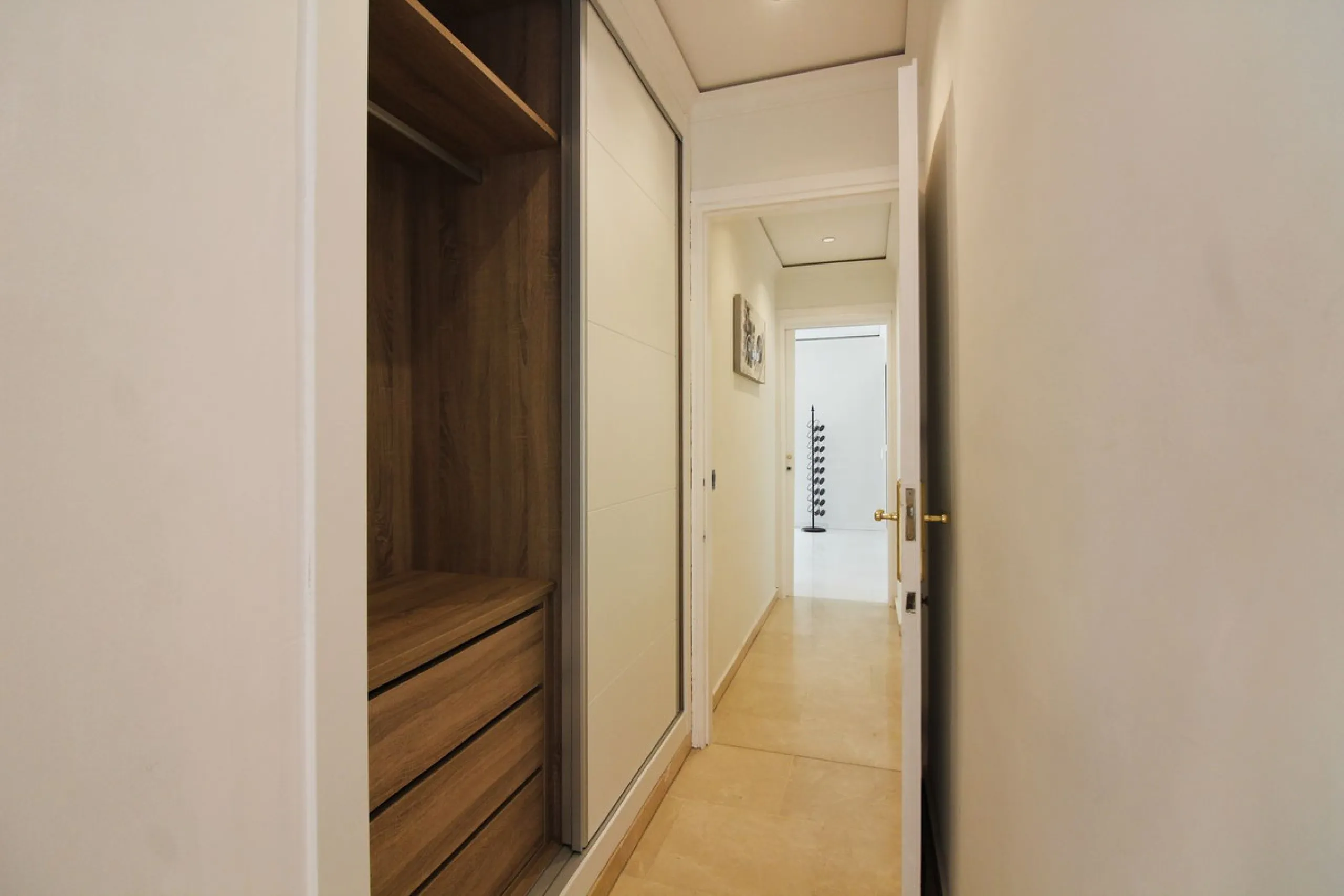 House - Detached Villa в продаже в Benalmadena, Málaga. В доме 3 спален и 3 ванных комнат. Площадь дома 375 м². Площадь участка 1115 м²