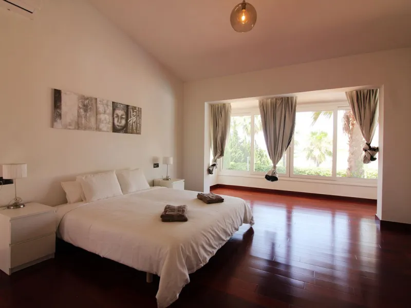 House - Detached Villa в продаже в Benalmadena, Málaga. В доме 3 спален и 3 ванных комнат. Площадь дома 375 м². Площадь участка 1115 м²