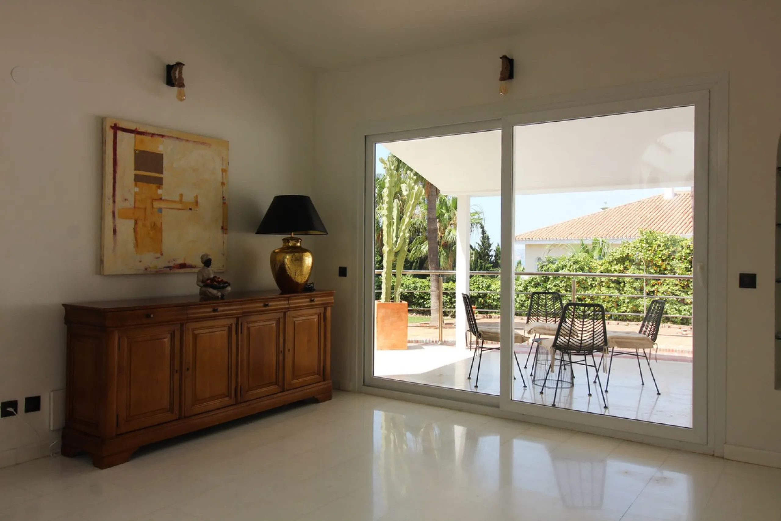 House - Detached Villa в продаже в Benalmadena, Málaga. В доме 3 спален и 3 ванных комнат. Площадь дома 375 м². Площадь участка 1115 м²