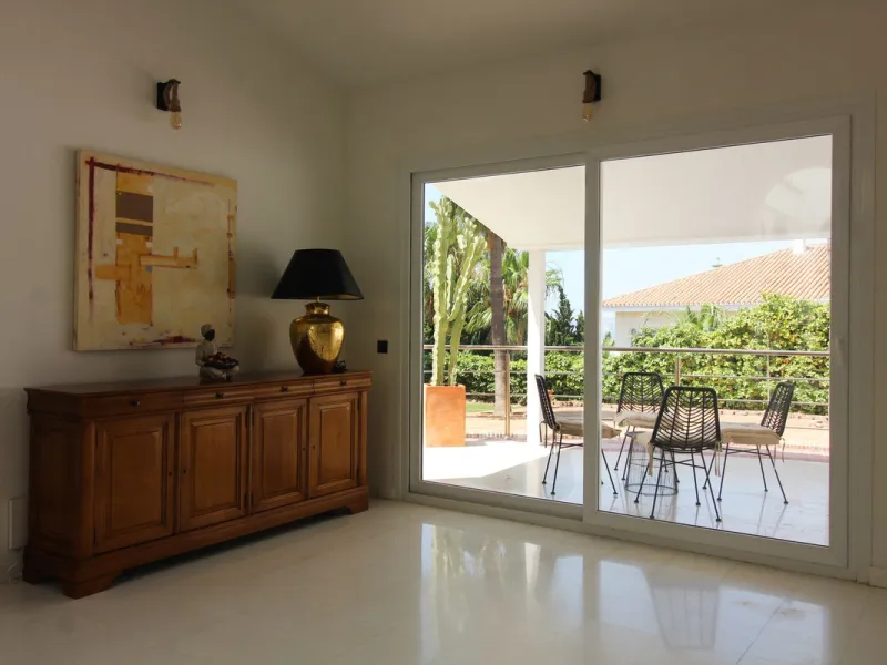 House - Detached Villa в продаже в Benalmadena, Málaga. В доме 3 спален и 3 ванных комнат. Площадь дома 375 м². Площадь участка 1115 м²