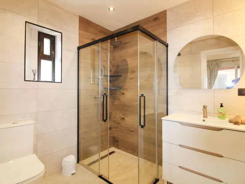 House - Detached Villa в продаже в Benalmadena, Málaga. В доме 3 спален и 3 ванных комнат. Площадь дома 375 м². Площадь участка 1115 м²